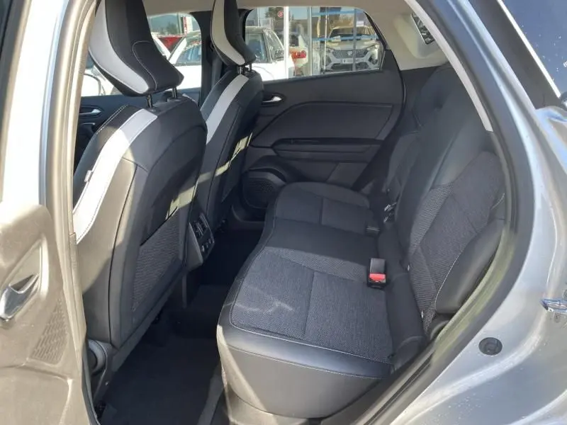Vue intérieure côté droit des sièges arrière du Renault Captur gris métal 2022, version hybride essence.