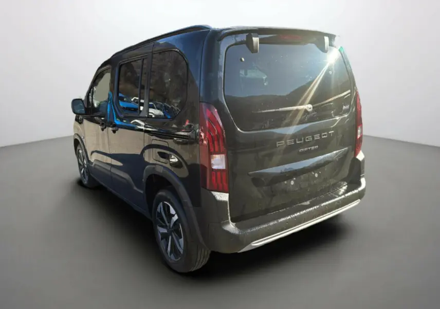 Vue 3/4 arrière droite du Peugeot Rifter noir Perla Nera avec vitres surteintées et jantes alu 17 pouces.