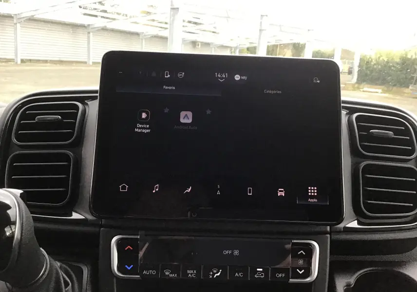 Écran tactile central du Peugeot Boxer Fourgon blanc 2025, vue frontale du tableau de bord avec commandes climatisation.