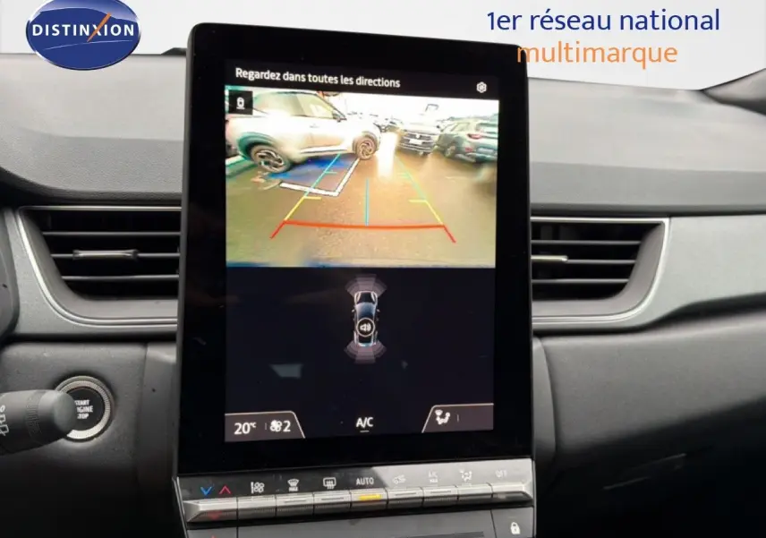 Écran central tactile du Renault Captur 2025 affichant la caméra de recul et les commandes de climatisation.