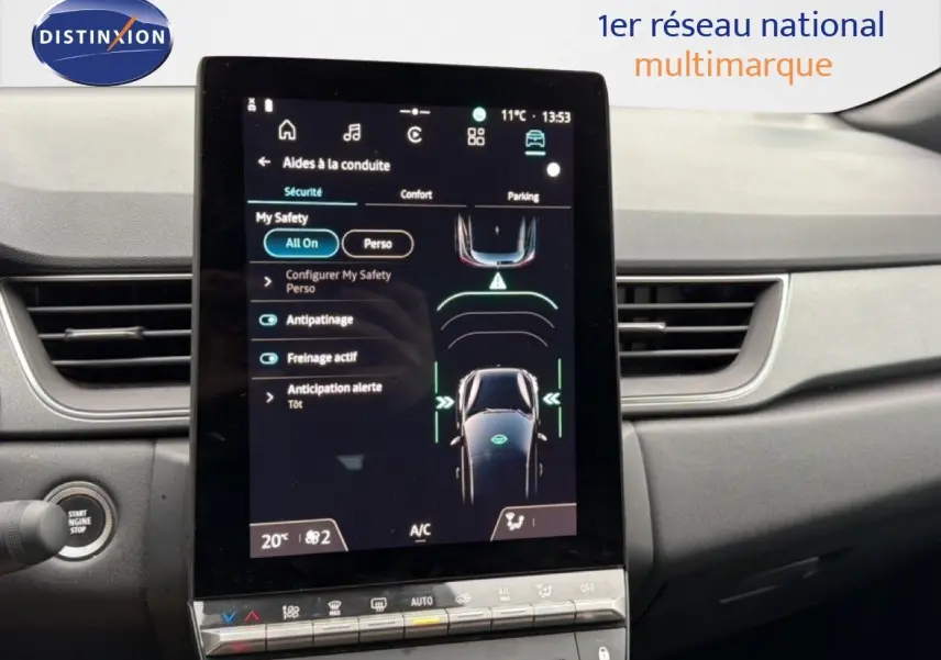 Écran tactile central du tableau de bord du Renault Captur 2025, affichant les aides à la conduite.