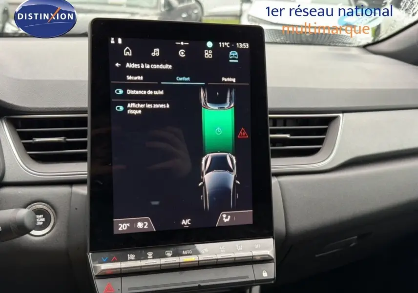 Vue intérieure centrée sur l'écran tactile du tableau de bord du Renault Captur bleu Iron Metal 2025.