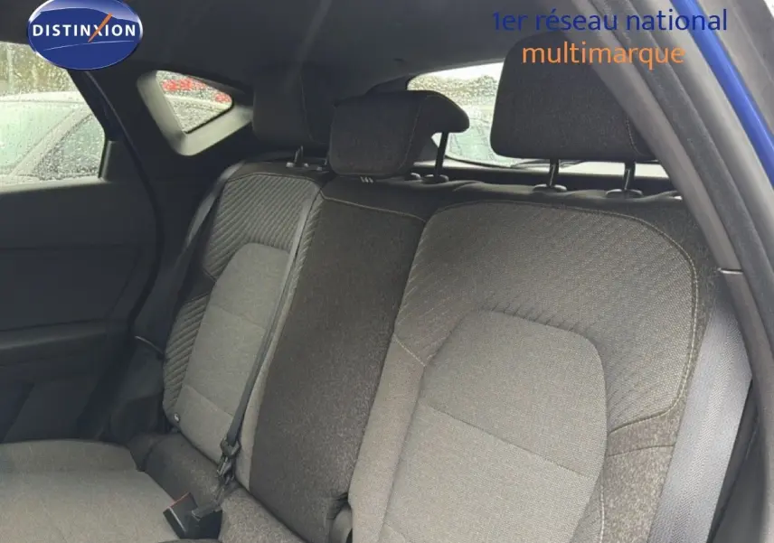 Vue intérieure arrière du Renault Captur 2025 bleu Iron Metal, montrant les sièges arrière en tissu noir et gris.