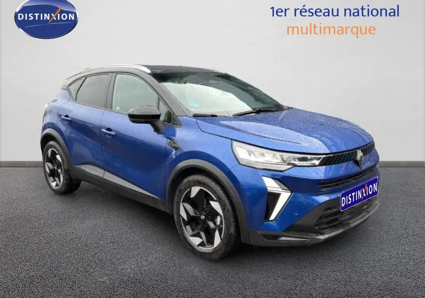 Renault Captur 1.0 ECO-G 100ch Techno bleu Iron Metal en 3/4 avant droit, avec jantes noires et toit noir.