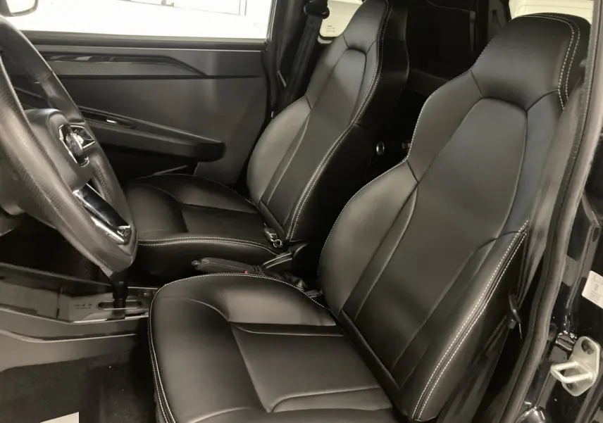 Vue intérieure côté gauche montrant les sièges confort noirs avec surpiqûres blanches du Ligier JS50 0.5 REVO D+ SELECT 2026.
