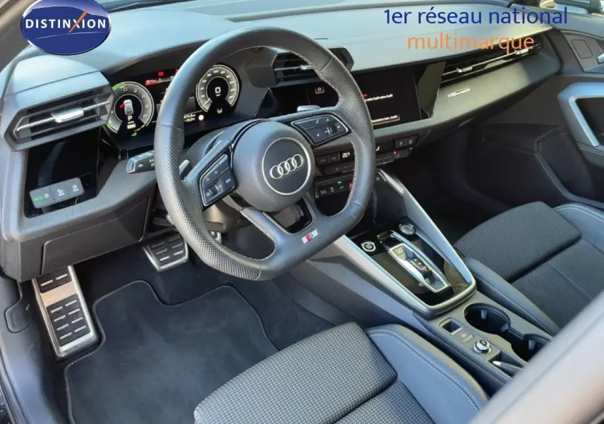 Vue intérieure côté conducteur de l'Audi A3 Sportback noire 2025, avec volant cuir perforé et tableau de bord digital.