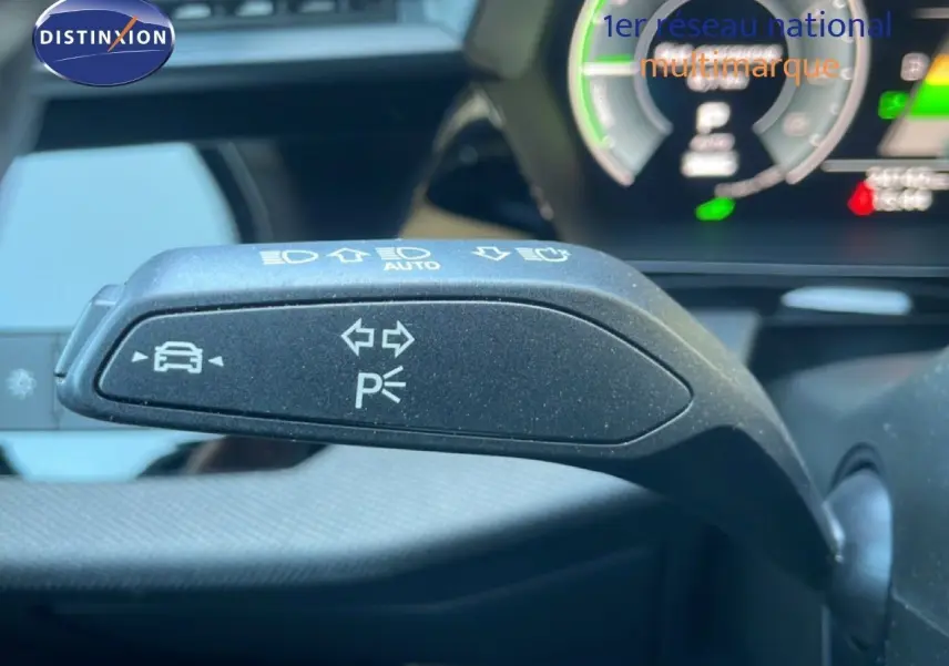 Gros plan sur la commande de clignotant noire dans l’habitacle de l’Audi A3 Sportback 2025, avec tableau de bord numérique en arrière-plan.