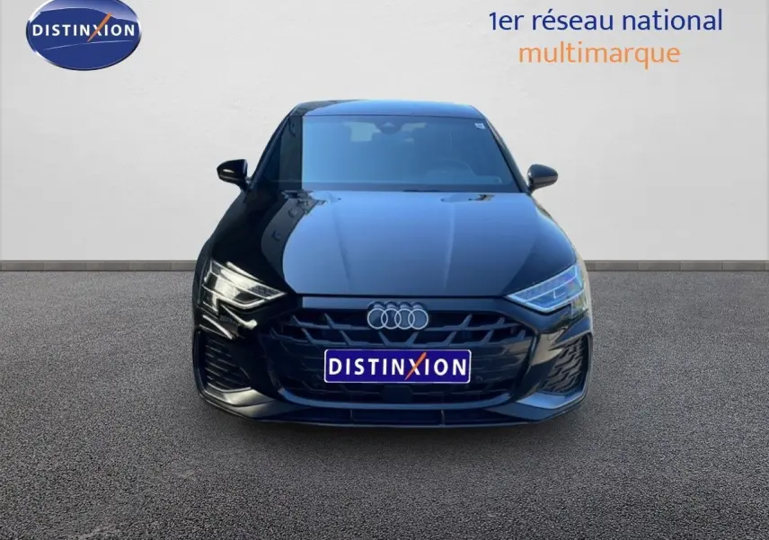 Audi A3 Sportback noire vue en 3/4 avant droit, soulignant ses jantes alliage et son design sportif S Line.
