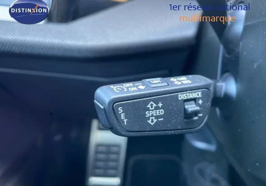 Gros plan sur la commande de régulateur de vitesse adaptatif dans l’habitacle noir de l’Audi A3 Sportback 2025.
