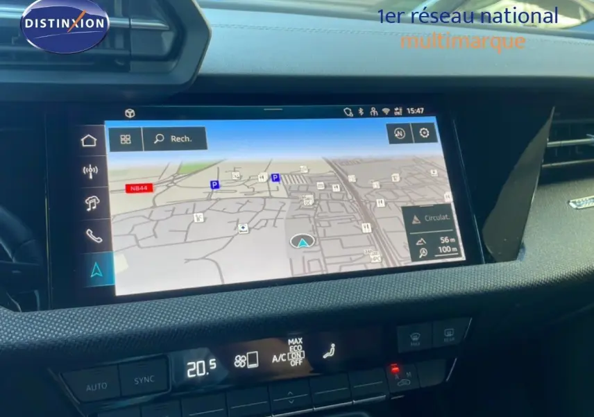 Vue intérieure du tableau de bord de l'Audi A3 Sportback 2025, écran tactile GPS affichant une carte, ambiance noire moderne.