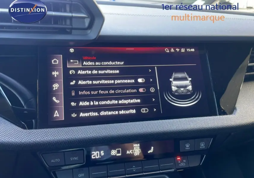 Écran central de l'Audi A3 Sportback noire 2025 affichant les aides à la conduite, vue intérieure du tableau de bord.