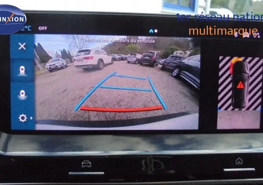 Vue caméra de recul avec guidage bleu et rouge sur écran intérieur du Citroën C5 X blanc métal 2023.