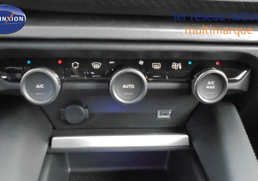 Gros plan sur la console centrale de la Citroën C5 X 2023, montrant les commandes de climatisation automatique.
