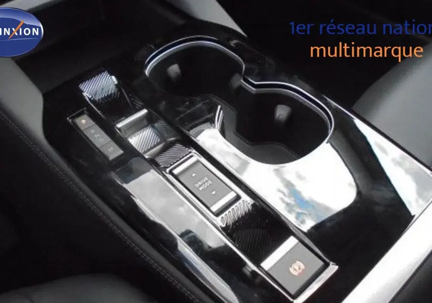 Console centrale noire brillante avec commandes électroniques et porte-gobelets dans l'habitacle d'une Citroën C5 X 2023.