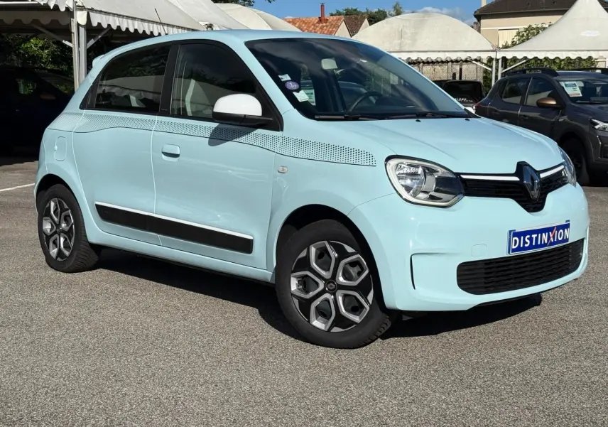 Renault Twingo III bleu dragée vue 3/4 avant droit, avec bandes décoratives noires et rétroviseurs blancs.