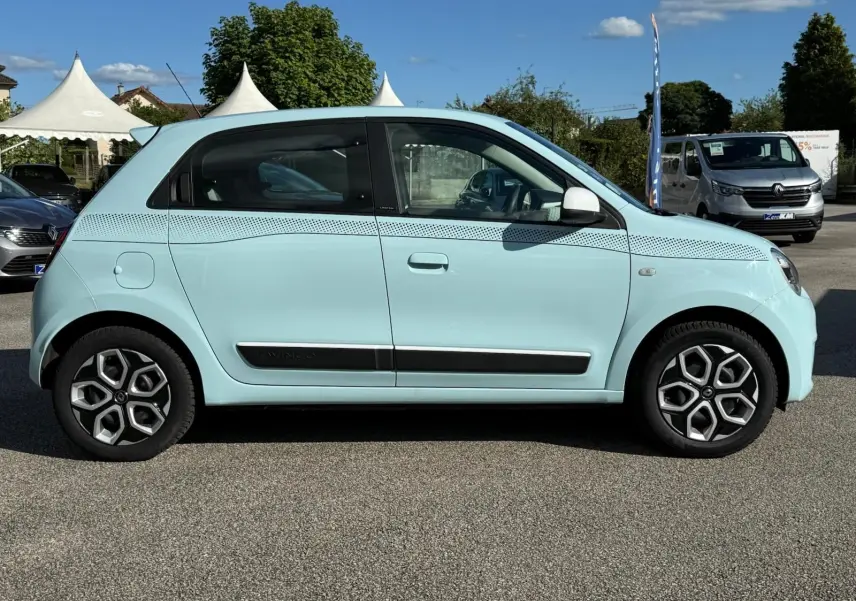 Profil droit de la Renault Twingo III bleu dragée 2021 avec jantes stylisées et bande décorative noire sur la carrosserie.