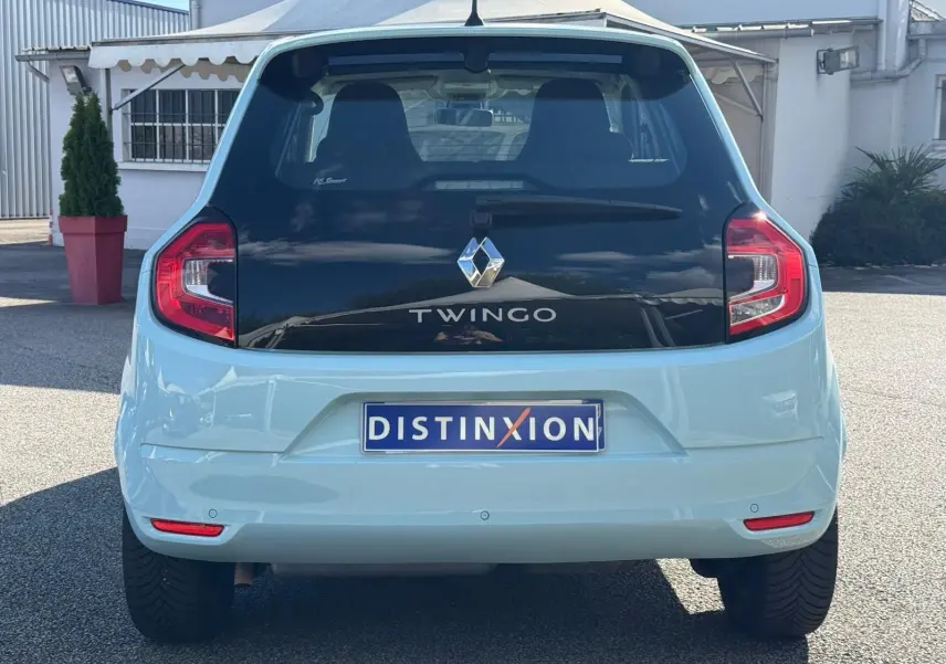 Vue arrière de la Renault Twingo III bleu dragée avec toit noir brillant et feux arrière LED distinctifs.