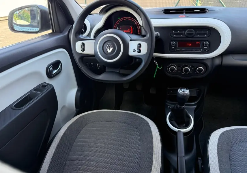 Intérieur de la Renault Twingo III 2021 en bleu dragée, vue de face sur le tableau de bord et la boîte manuelle.