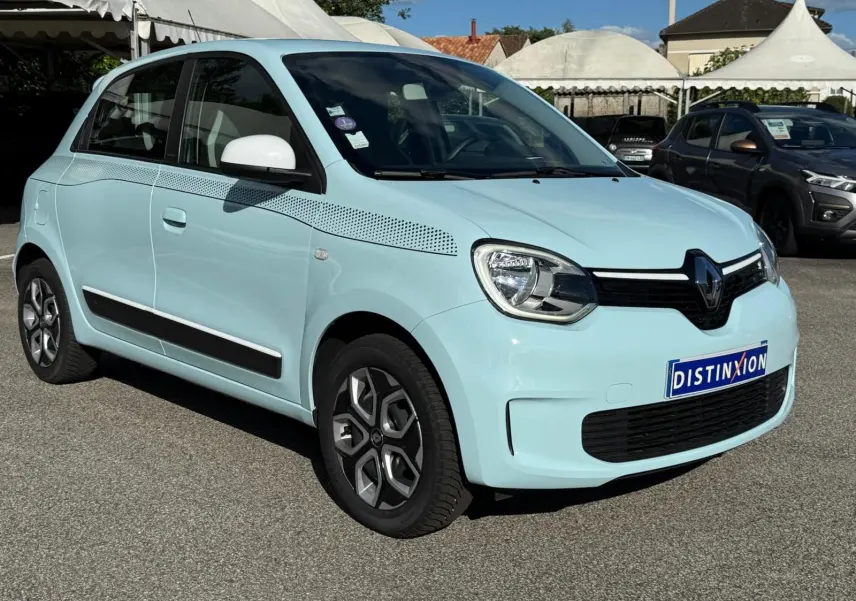 Renault Twingo III bleu dragée vue 3/4 avant droit avec détails noirs et jantes originales sur parking extérieur.