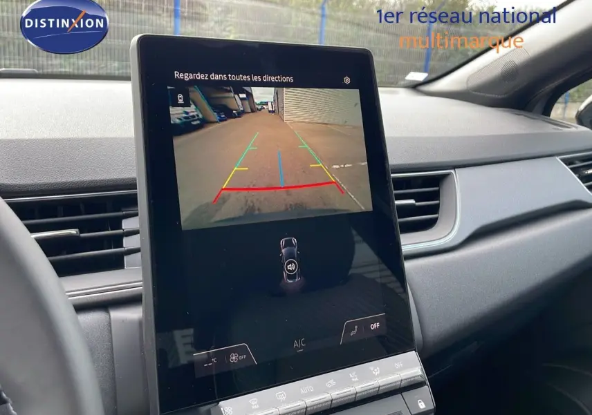 Écran central affichant la caméra de recul du Renault Captur gris cassiopée métal avec toit noir, vue intérieure frontale.