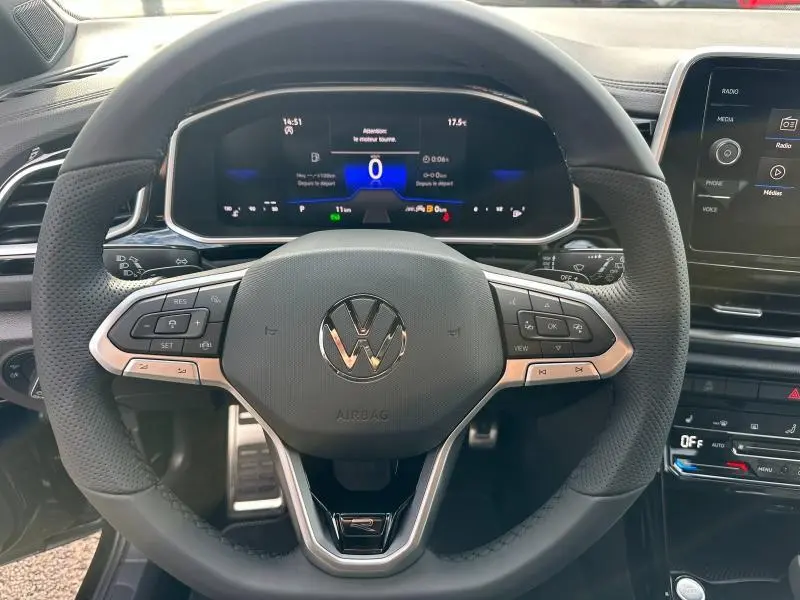 Vue rapprochée du volant multifonction et du tableau de bord numérique du Volkswagen T-Roc noir Grenadilla 2025.