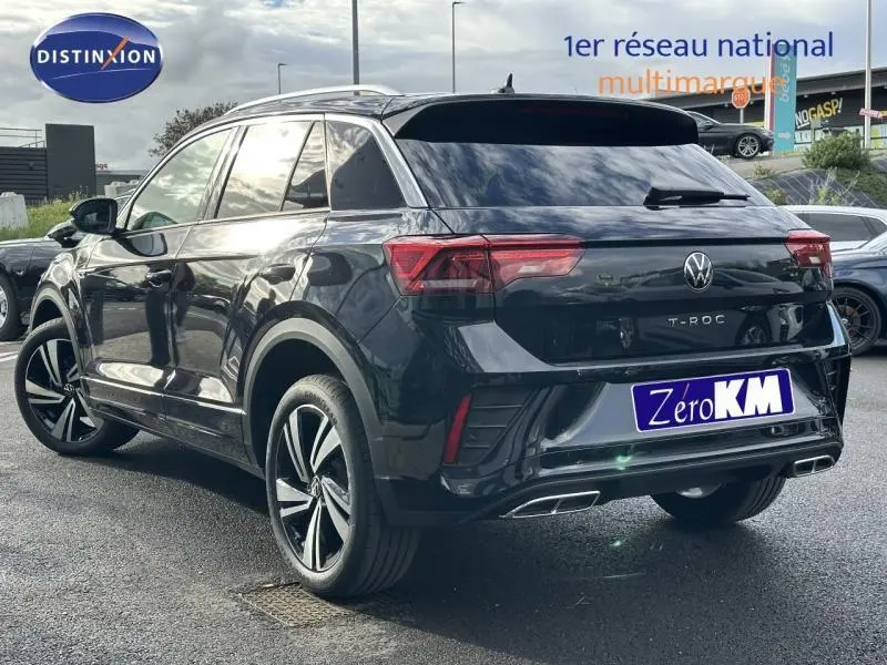 Volkswagen T-Roc 2025 noir Grenadilla métallisé, vue 3/4 arrière droit, finition R-Line avec jantes distinctives