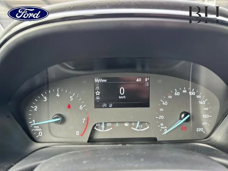 Vue rapprochée du tableau de bord numérique de la Ford Fiesta 2021, affichant la vitesse à 0 km/h.