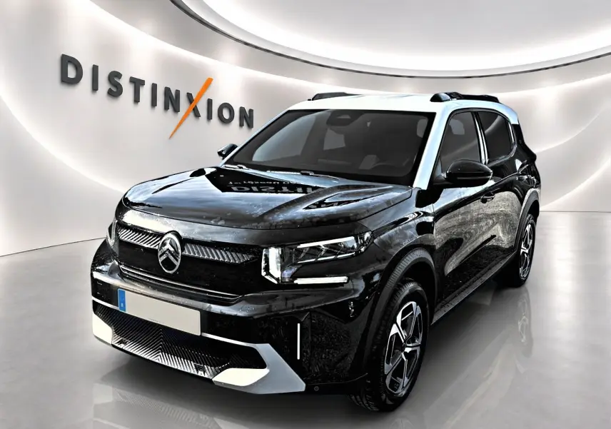 Citroën C3 Aircross noir vue 3/4 avant droit avec toit blanc et jantes alu dans showroom lumineux.