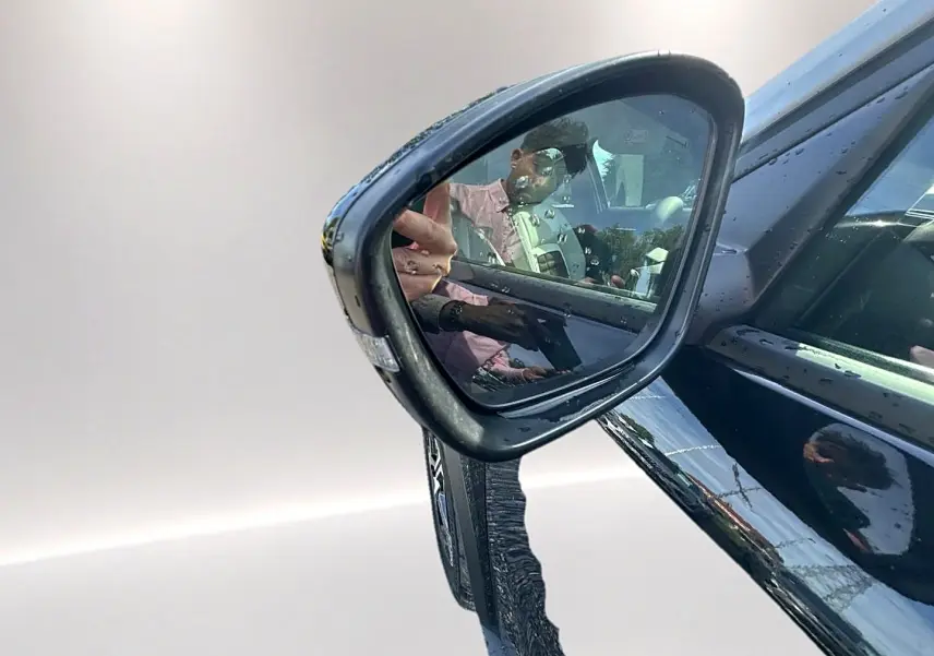 Rétroviseur côté gauche noir du Citroën C3 Aircross 2026 avec reflet d'une personne à l'intérieur.
