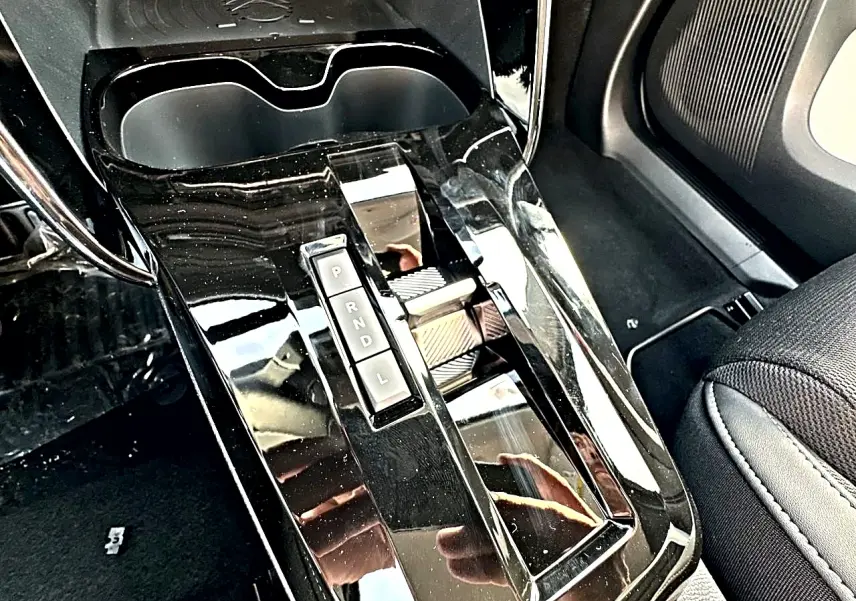 Vue rapprochée de la console centrale noire brillante avec levier de vitesses automatique de la Citroën C3 Aircross.