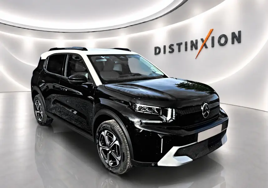 Citroën C3 Aircross noir avec toit blanc, vue 3/4 avant droit en intérieur lumineux showroom.