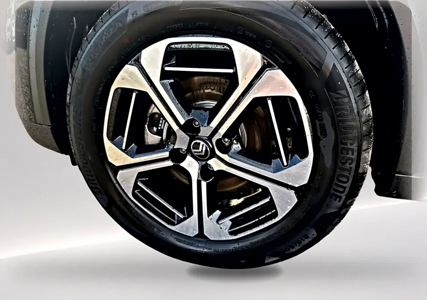 Gros plan sur la jante alu noire et argentée d’un Citroën C3 Aircross 2026, avec pneu Bridgestone visible.