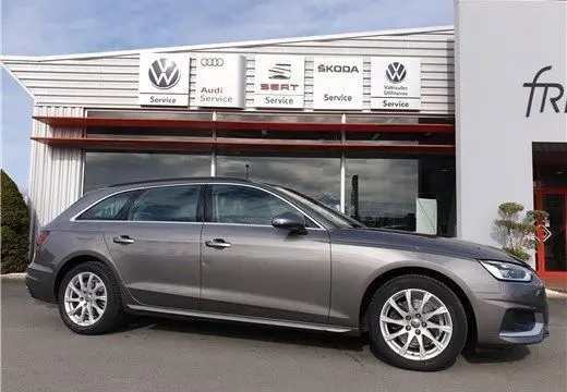 Profil droit d'une Audi A4 Avant Business gris Terra 2020, avec jantes alliage et lignes élégantes visibles.