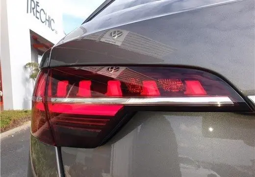 Gros plan sur le feu arrière droit rouge d'une Audi A4 Avant Business 30 TDI gris Terra de 2020.