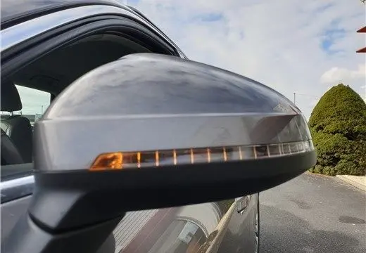 Rétroviseur côté gauche gris Terra de l'Audi A4 Avant Business 30 TDI 2020 avec clignotant intégré allumé.