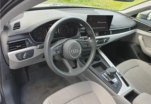 Intérieur de l'Audi A4 Avant Business 30 TDI 2020, vue côté conducteur sur tableau de bord gris clair et volant multifonction.