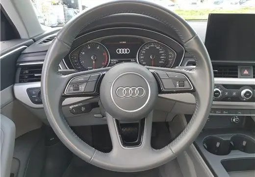 Vue frontale du volant en cuir gris de l'Audi A4 Avant Business 2020, avec tableau de bord et commandes visibles.