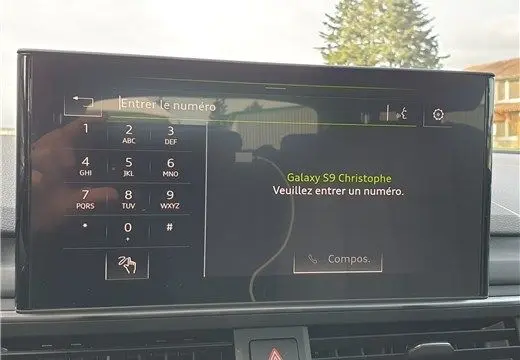 Écran tactile du système multimédia de l'Audi A4 Avant Business 2020, affichant le clavier pour entrer un numéro.