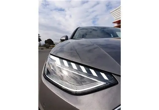 Gros plan sur le phare avant gauche d'une Audi A4 Avant Business gris Terra, soulignant son design LED moderne.