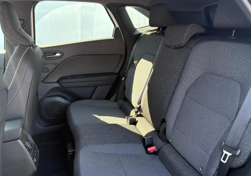 Vue intérieure côté droit sur la banquette arrière grise du Renault Symbioz 2025 avec appuie-têtes réglables.