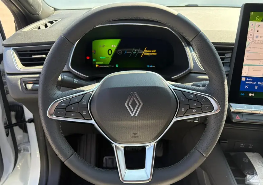 Vue centrée sur le volant noir du Renault Symbioz 2025 avec tableau de bord numérique et écran tactile latéral.