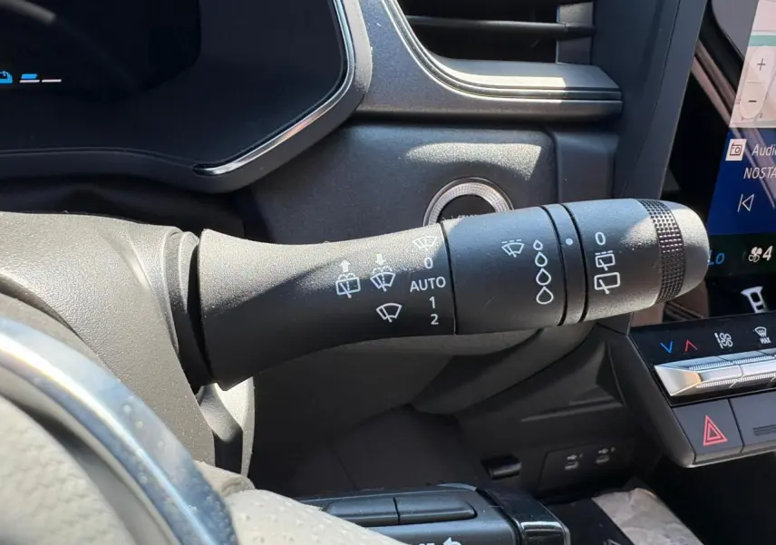 Gros plan sur la commande d’essuie-glace côté gauche du tableau de bord du Renault Symbioz blanc nacré 2025.