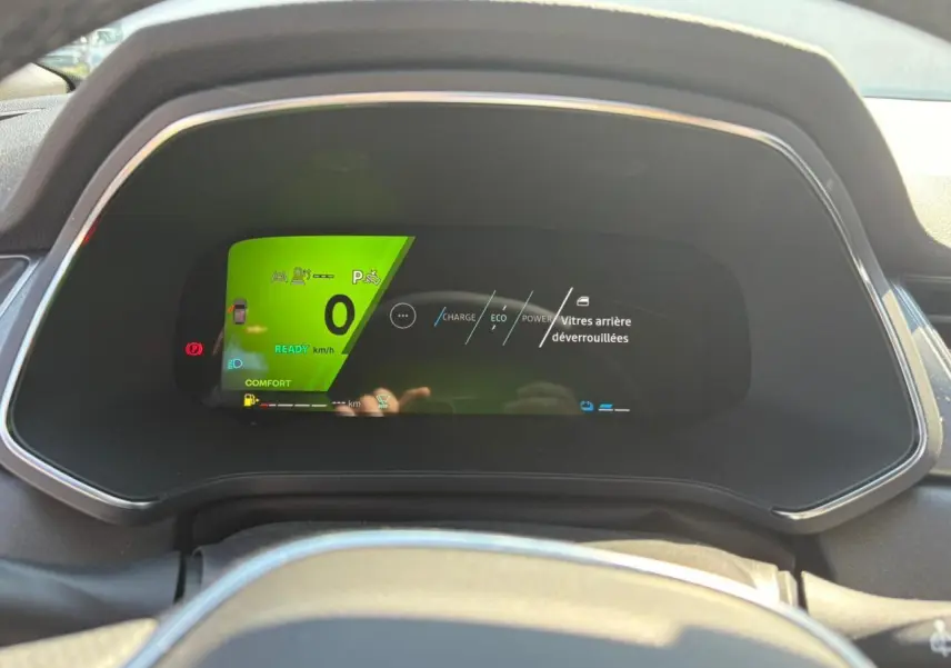 Tableau de bord numérique de la Renault Symbioz 2025 affichant l'état hybride et les vitres arrière déverrouillées.