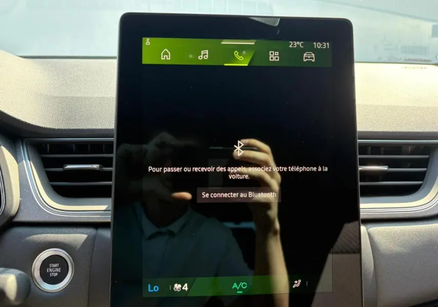 Écran tactile central du tableau de bord du Renault Symbioz blanc nacré, affichant la connexion Bluetooth.