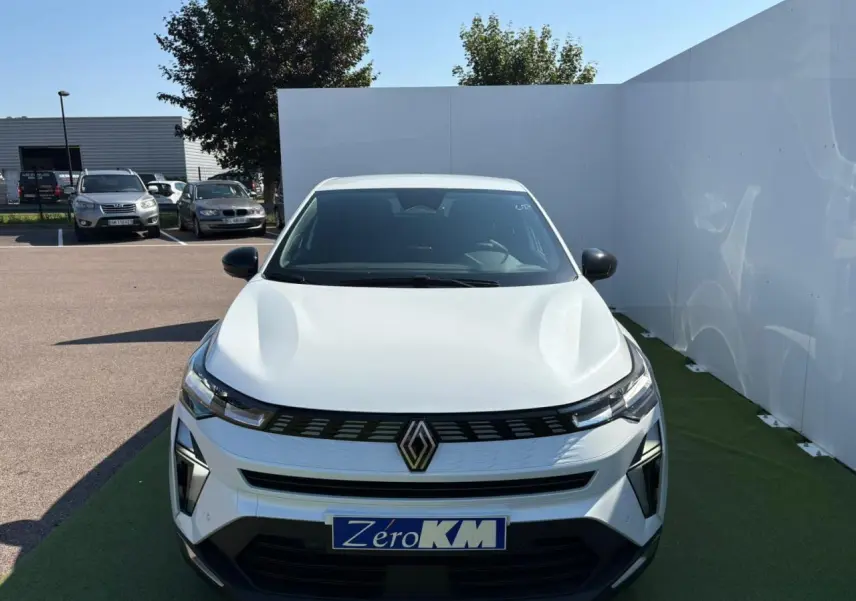 Vue frontale d'une Renault Symbioz blanc nacré avec calandre noire et logo Renault bien visible.
