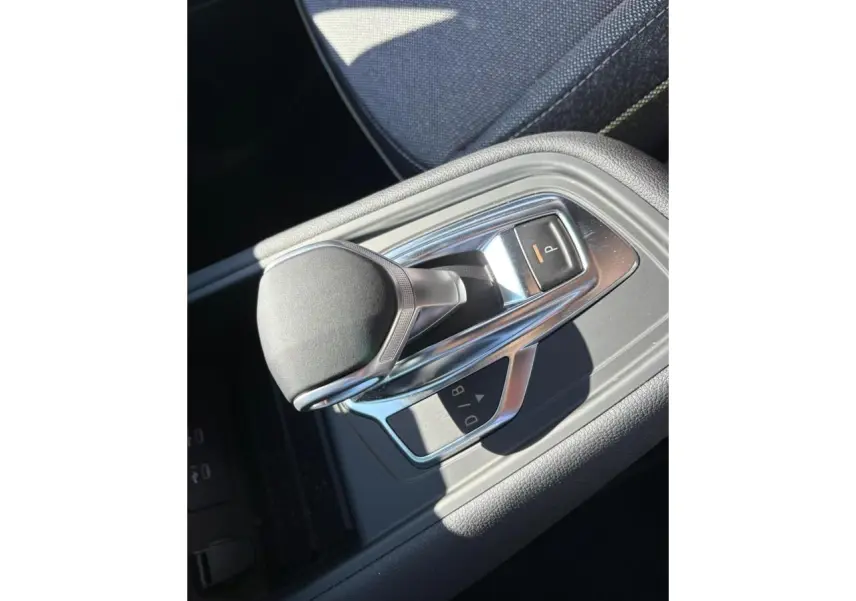 Le levier de vitesse e-shifter chromé de la Renault SYMBIOZ 2025 vu en gros plan intérieur.