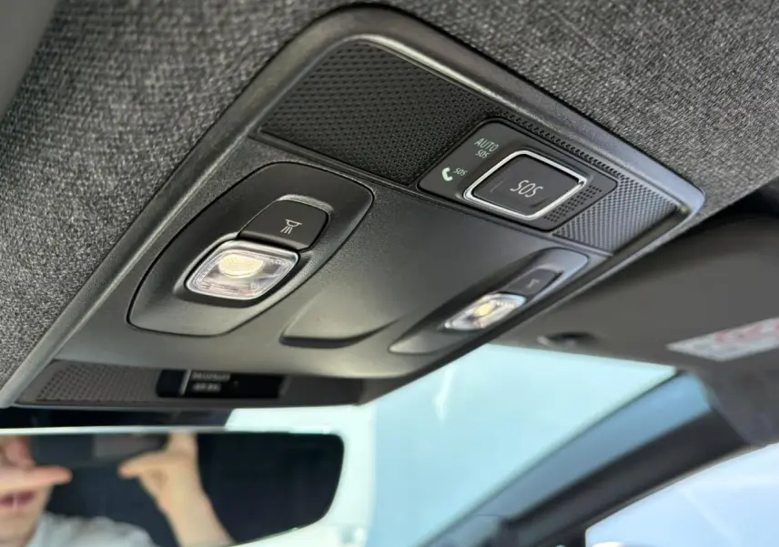 Vue intérieure du plafond avant de la Renault SYMBIOZ blanc nacré avec commandes d'éclairage et bouton SOS intégré