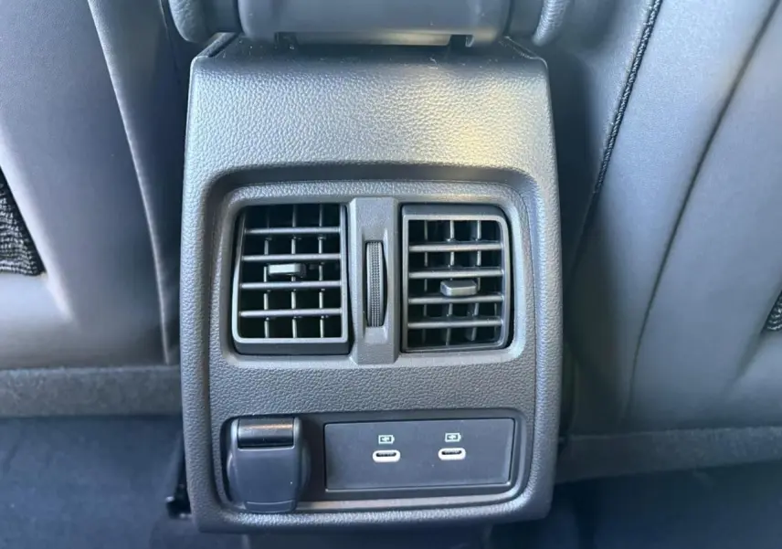 Prise USB-C et prise 12 V arrière avec bouches d'aération sur console centrale du Renault Symbioz blanc nacré 2025