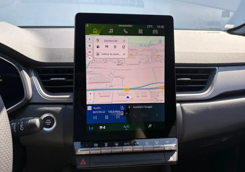 Écran tactile central avec navigation Google Maps dans l’habitacle du Renault Symbioz blanc nacré, vue de face.