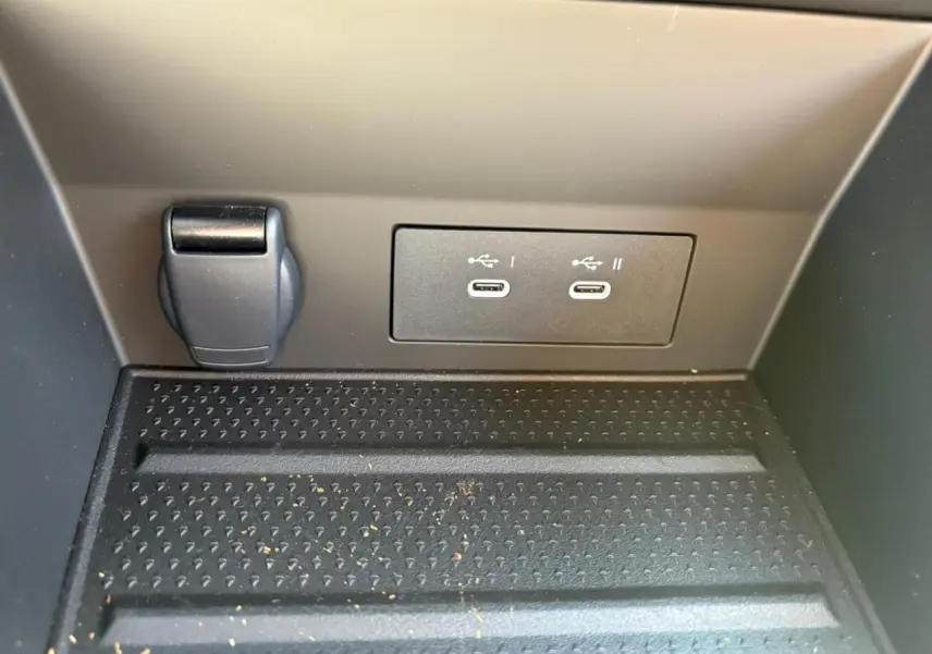 Prise 12 V et deux ports USB-C à l'arrière de la console centrale du Renault Symbioz blanc nacré 2025.